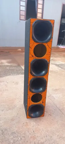 Vendo uma corneteira nova com quatro cornetas de 100wts cada 