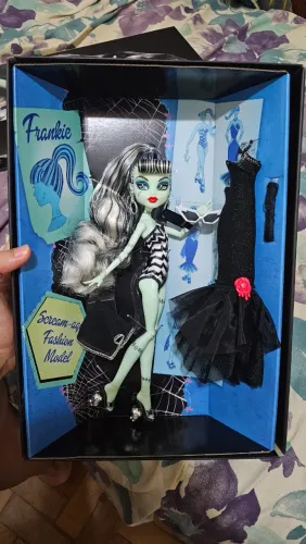 FRANKIE STEIN BARBIE MONSTER HIGH SKULLECTOR 