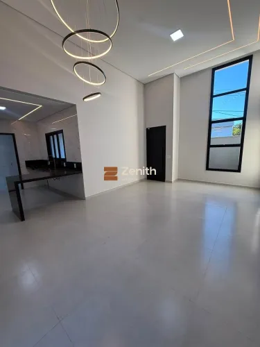 Casa com 3 quartos em lote inteiro no Bairro Parque Real