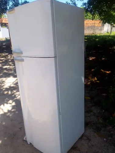 Vedese uma geladeira com defeito