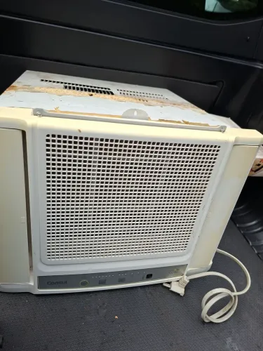 Vendo um aparelho de ar condicionado, marca consul 10.000 bateu 220 funcionando, e um for