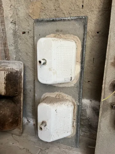 Bancada de mármore com duas cubas de tanque em inox