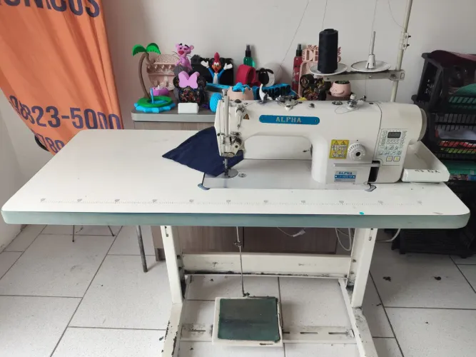 Máquina de costura reta