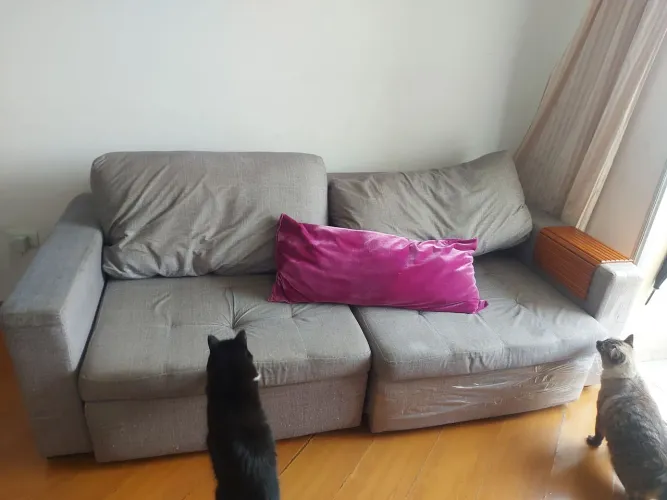 Sofa retratil cinza com avarias 