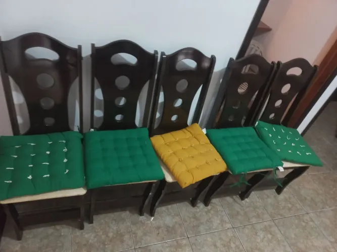 5 cadeiras de jantar 300 Reais