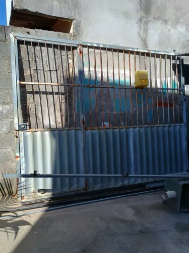 Portão com trilho ,guia, batente e o motor com 1 controle.de garagem e pedestres 