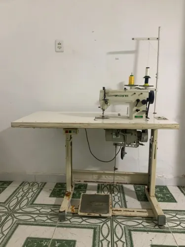 Máquina de costura zigue zague e reta