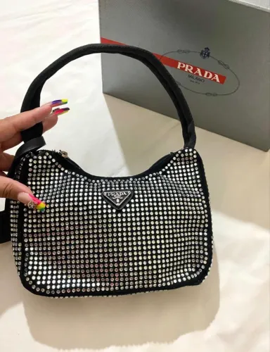 Bolsa preta Prada Nova
