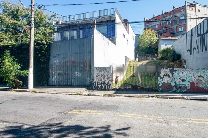 Prédio comercial na Rua Maria Rita Balbino, 89 700 m²