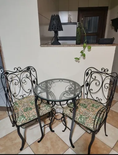 Mesa e cadeiras de ferro