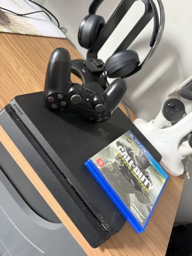 PS4 Slim, 1 controle e 1 jogo - Completo