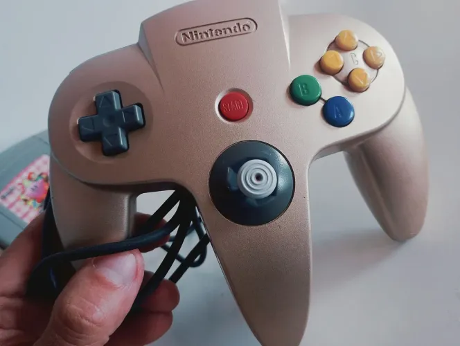 Controle original dourado Nintendo 64 funcionando perfeitamente analógico mole