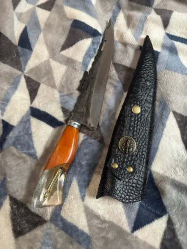 Faca Brut Forge modelo Atirador com cabo em madeira e resina
