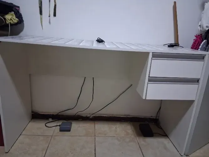 Mesa de escritório/ estudos (Divido no cartão com taxa na maquininha, não entrego)