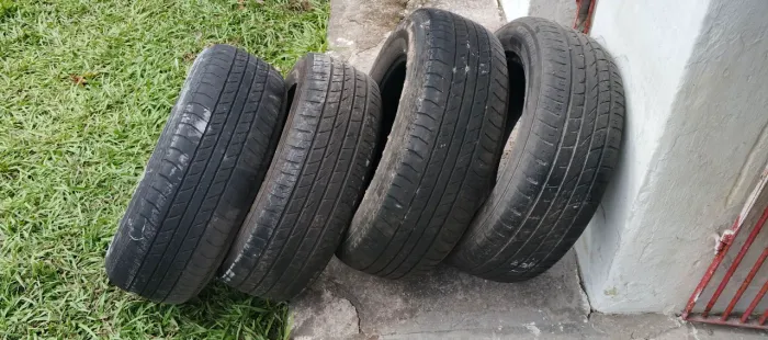 Vendo o par com 04 pneus bridgestone double ht 265 65 R17