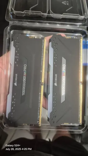 Memoria RAM DDR4 - Kit 2 pentes da Corsair RGB com 16 GB cada