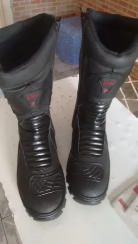 Bota motociclista de couro tem disponível