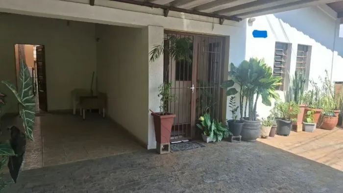 Casa Comercial ou Residencial, 03 doemitórios + casa fundos 02 dormitórios