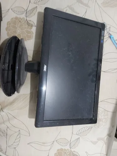 2 monitores de marcas diferentes, da pra usar normal pro dia a dia, apenas
