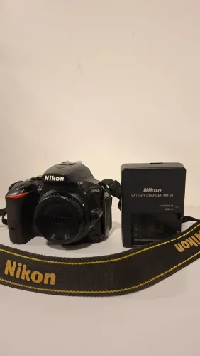 Câmera Nikon D5500 + carregador + cartão de memória 