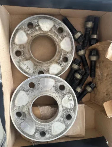 Par de espaçadores de roda 20mm 5x120 com parafusos alongados