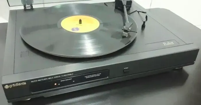 Toca discos Gradiente.  