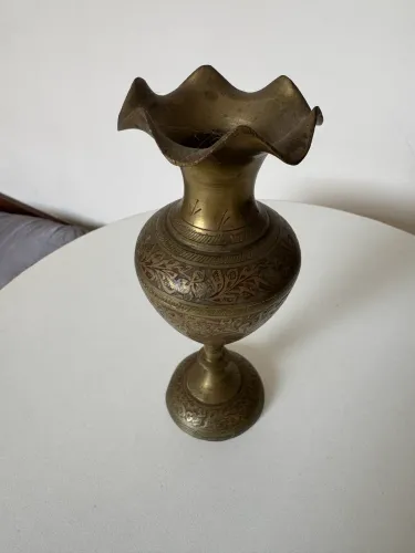 Vaso Antigo em Latão Trabalhado Estilo Indiano Vintage importada da Alemanha 17 cm