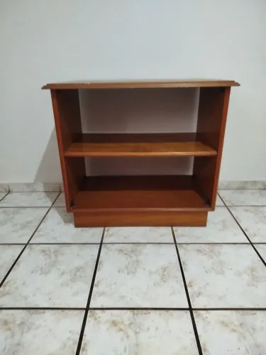 Rack de madeira de lei