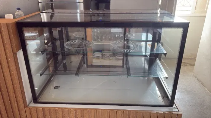 Balcão refrigerador com painel de vitrine em madeira MDF