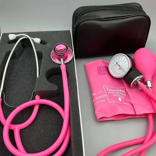 Esfigmo e estetoscópio, nas cores rosa