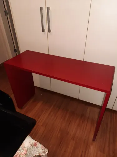 Escrivaninha de cor vermelha