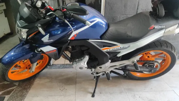 Moto em otimas condiçoes.muito economica.motor bem potente.macia.só transferir e andar