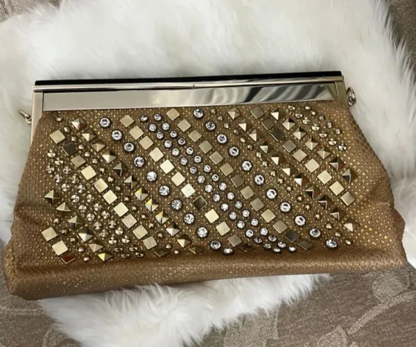 Bolsa dourada com pedrarias Arezzo 