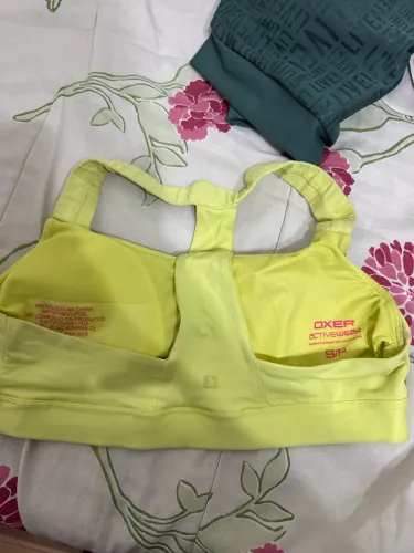 Top academia amarelo