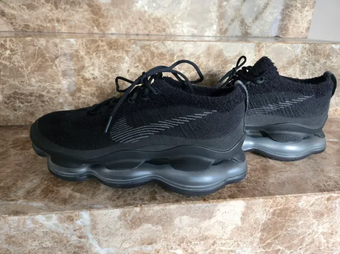 Nike Air Max Scorpion Flyknit na cor Triple Black