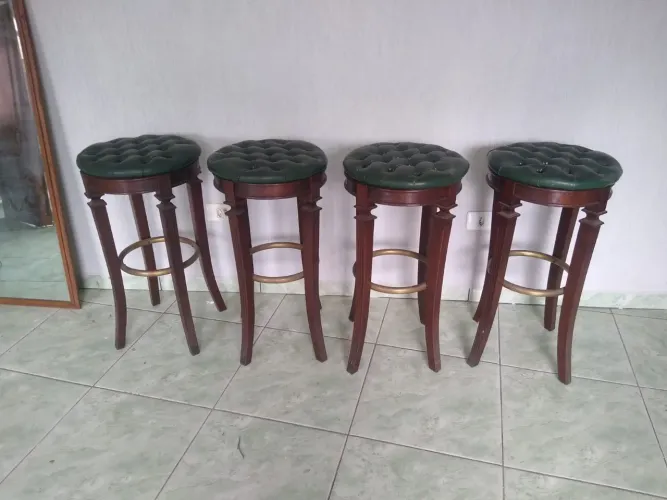 Banquetas Anos 70. Assento em couro. Tel *. CADA R$250