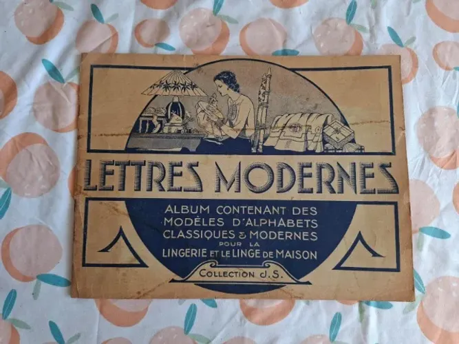 álbum vintage francês de bordado chamado "Lettres Modernes" modelos de alfabetos