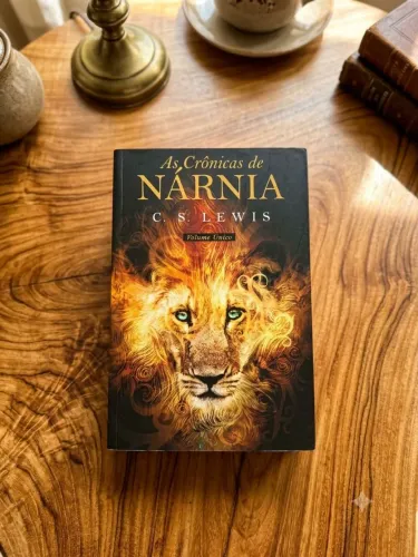 Livro As Crônicas de Nárnia (capa normal)