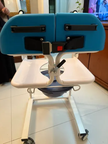Vendo cadeira de rodas nunca usada!