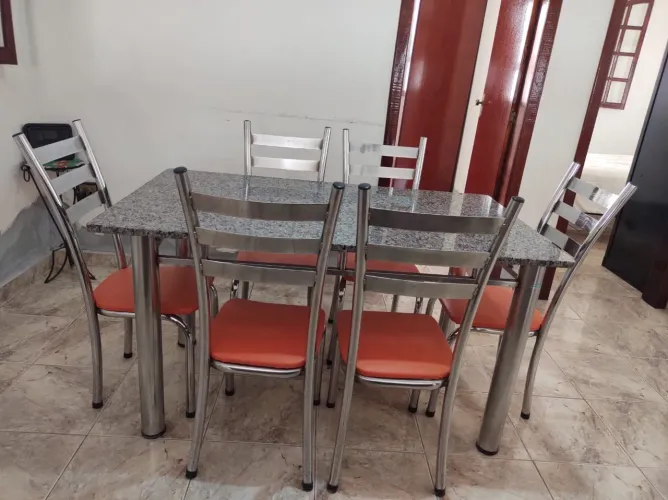 Mesa com 6 cadeiras