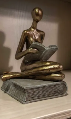 Escultura Decorativa Leitora Sentada Lendo Livro Resina Ouro Velho