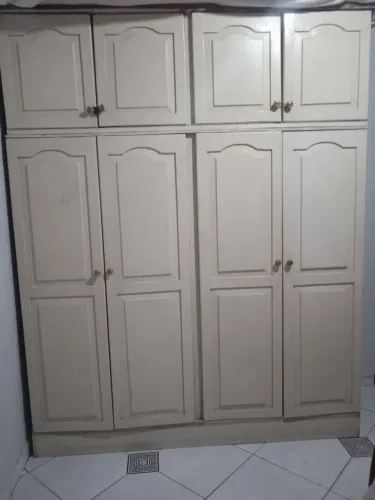 Quadra ropa 4 porta com baú em cima