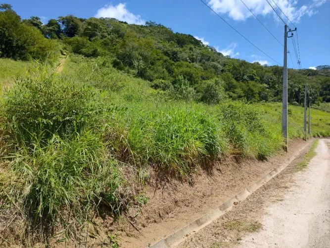 O condomínio é pratico e bem estruturado, com acesso muito fácil em estrada asfaltada.