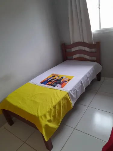 2 camas de madeira legítima e de boa qualidade 