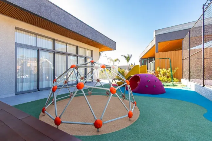 TERRENO EM CONDOMÍNIO CLUBE PRÓXIMO AO PARQUE TANGUÁ COM 204M²