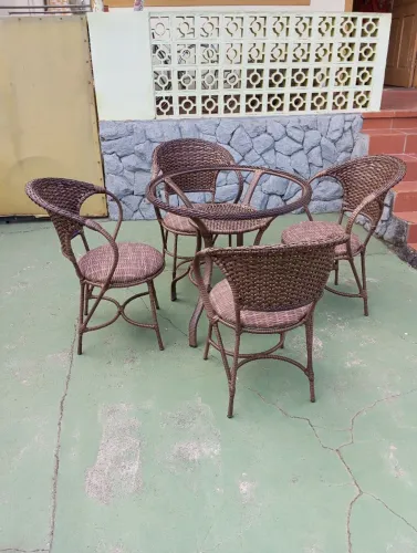 Jogo de mesa com 4 cadeiras de fibra sintética direto da fábrica 