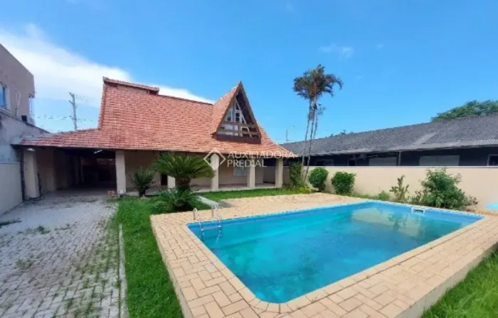 Auxiliadora Predial aluga, excelente casa de 4 dormitórios, sendo duas suítes.