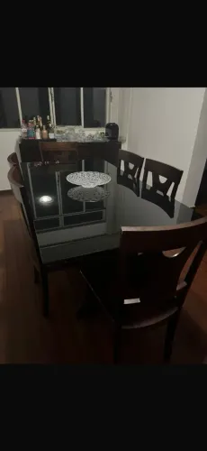 Mesa de 6 lugares imbuia com vidro preto