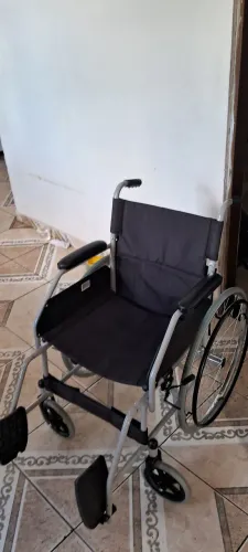 Cadeira de rodas semi nova, usada pouquíssima vezes. Preço negociável. 