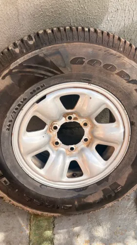 Vendo pneu/aro 265/70 R16
